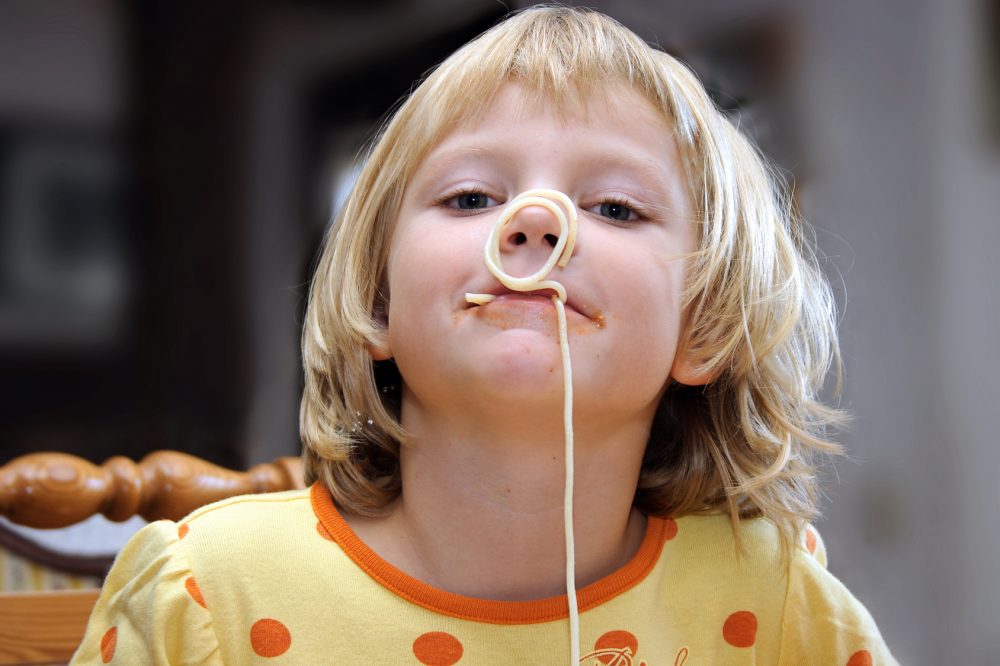 Kind Spagetti auf Nase Kind Spagetti auf Nase
